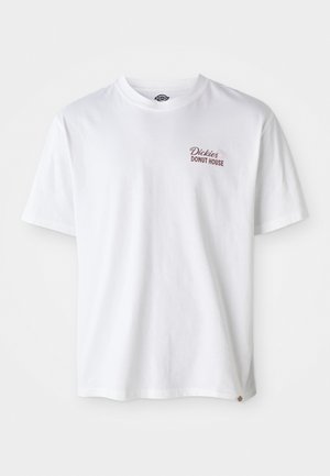 Witte katoenen T-shirt met het logo "Dickies Donut House" in het rood op de linkerkant van de borst, korte mouwen en een ronde hals.