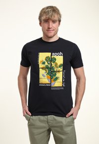 Černé bavlněné tričko s barevným grafickým potiskem slunečnic, označeno "apoh London", se čtvercovým designem a uměleckými detaily.