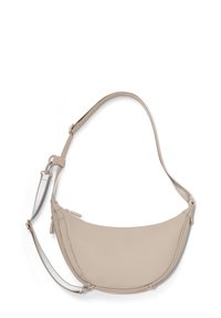 Borsa a spalla in pelle beige con forma curva, tracolla regolabile e scomparti con zip. Texture liscia, design minimalista.