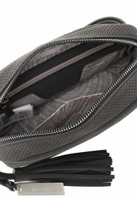 Interno di una borsa in pelle perforata grigia con chiusura a zip liscia. Presenta un nappino nero e una foderatura in tessuto decorato.