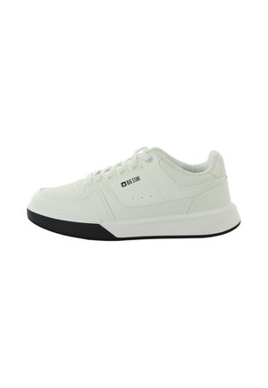 Biały niski sneaker z czarną podeszwą, sznurowadłami i logo "BIG STAR" po boku, pokazany z widoku zewnętrznej strony.