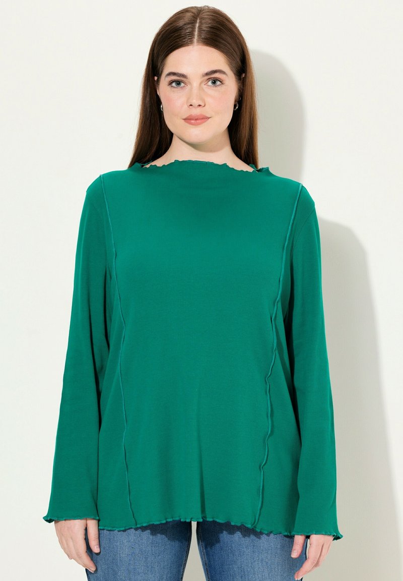 Groen longsleeve top met een golvende halslijn en zoom, gemaakt van zachte stof, met zichtbare stikseldetails en een relaxte pasvorm.