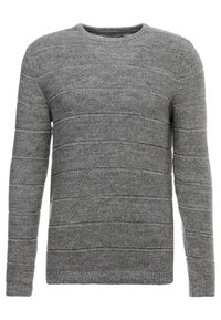 Pull gris en maille avec un col rond et des manches longues. Présente des rayures horizontales texturées ainsi que des poignets et un ourlet côtelés.