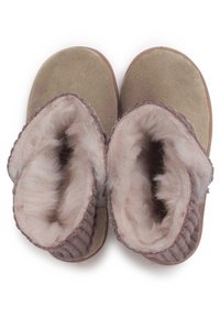 Pantofole in suede di un beige tenue con una morbida e soffice foderatura. Presentano dettagli a coste sui polsini e una suola piatta e flessibile.