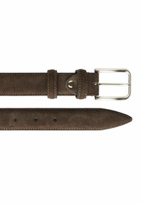 Brun mocka bälte med en silvermetallspänne, som har en slät yta, förstärkta sömmar och flera justeringshål för storlek.