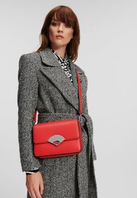 KARL LAGERFELD SIGNATURE FAN MEDIUM - Torba preko tijela - haute red