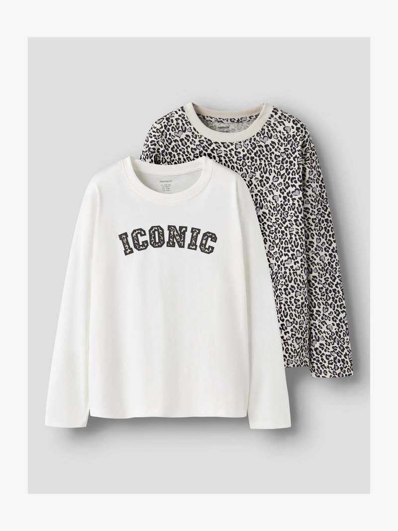 Δύο μακρυμάνικα πουκάμισα: ένα λευκό με το κείμενο «ICONIC» και ένα μπεζ με μοτίβο λεοπάρ σε μαύρο και γκρι, και τα δύο τοποθετημένα επίπεδα σε γκρι φόντο.