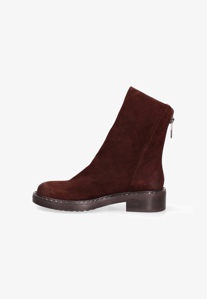 Bruine suede enkellaars met een zijrits, een dikke hak en decoratieve stiksels langs de zool. Gladde textuur en slank ontwerp.