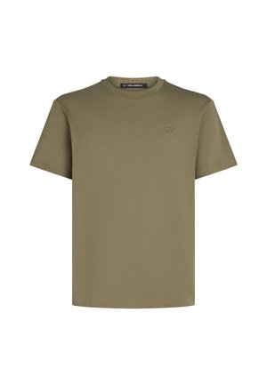 Camiseta de algodón verde oliva con cuello redondo y mangas cortas. Presenta un pequeño logotipo bordado en el pecho. Textura suave.