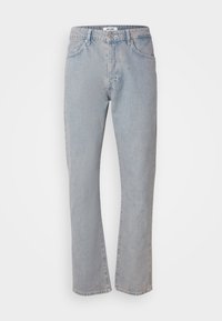 Jeans de mezclilla azul claro con un diseño de pierna recta, cinco bolsillos y cierre de botones. La tela tiene una textura ligeramente desgastada y suave.