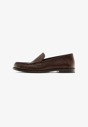 Braune Lederloafers mit runder Zehenform und elastischen Einsätzen. Der Schuh verfügt über dekorative Nähte und einen flachen, minimalistischen Absatz.
