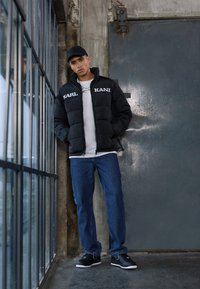 Karl Kani - KMI KK RETRO BAGGY WORKWEAR - Džinsi ar taisnām starām - rinse blue Miniatūras attēls 1