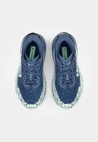 Scarpe da corsa blu navy con tomaia testurizzata, dettagli verde chiaro e suola decorata. Design con lacci, tallone rinforzato e branding.