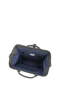 Borsa a spalla in pelle nera con interno in tessuto blu navy, chiusura con zip, due tasche interne e doppi manici per una maggiore comodità di trasporto.