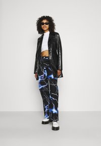 Jaded London LIGHTNING - Calças de ganga de perna direita - blue