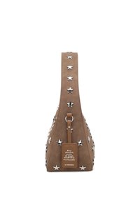 Borsa in pelle scamosciata marrone con dettagli a forma di stella argento, base arrotondata e una targhetta in pelle con testo. Il cinturino è decorato con applicazioni a forma di stella.