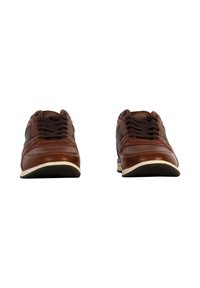 Zapatillas de cuero marrón con un acabado suave, diseño de cordones, acentos negros en contraste y una suela de goma blanca. Vista frontal.