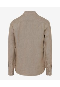 Camisa de manga larga en lino marrón claro con cuello abotonado, parte trasera lisa y puños abotonados, con una tela texturizada.