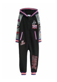 Schwarzer Zip-up-Overall mit grauen Ärmeln, bunten Akzenten und verschiedenen Patches, einschließlich eines Motorrad Designs und den Worten "MOTO-X" und "AWESOME."