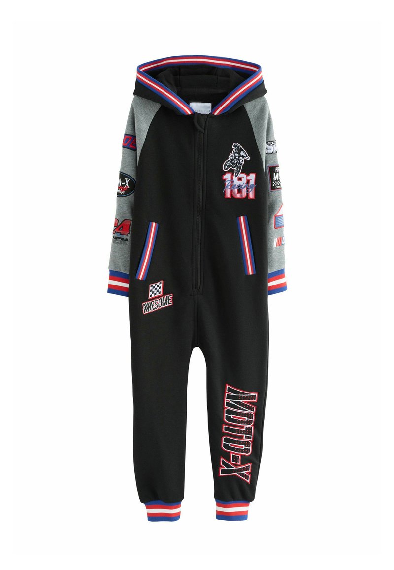 Schwarzer Zip-up-Overall mit grauen Ärmeln, bunten Akzenten und verschiedenen Patches, einschließlich eines Motorrad Designs und den Worten "MOTO-X" und "AWESOME."