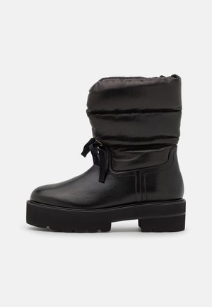 Botte d'hiver noire mi-mollet avec dessus rembourré, détail de laçage sur le côté, bout arrondi et semelle épaisse à crampons pour adhérence et durabilité.