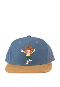 Blaue Stoffmütze mit einem hellbraunen Wildleder-Schirm. Sie zeigt einen gestickten Cartoon-Charakter mit roten Haaren, erhobenen Armen, der ein gelbes Oberteil und grüne Shorts trägt.