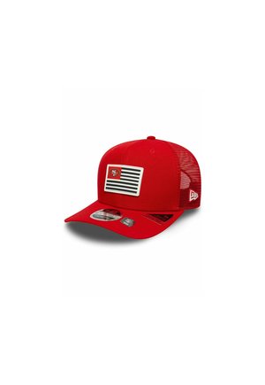Casquette de baseball rouge avec dos en mesh. Présente un design de drapeau et un patch logo sur le devant. Visage incurvé et fermeture snapback ajustable.