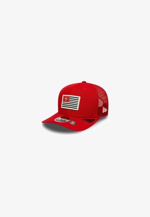 Rote Baseballmütze mit Netzrücken. Verfügt über ein Flaggenmotiv und ein Logo-Patch auf der Vorderseite. Gebogener Schirm und verstellbare Snapback-Verschluss.
