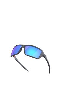 Occhiali da sole con una montatura nera opaca, lenti blu specchiati e un design elegante. Le aste testurizzate presentano un motivo sottile per una migliore presa.