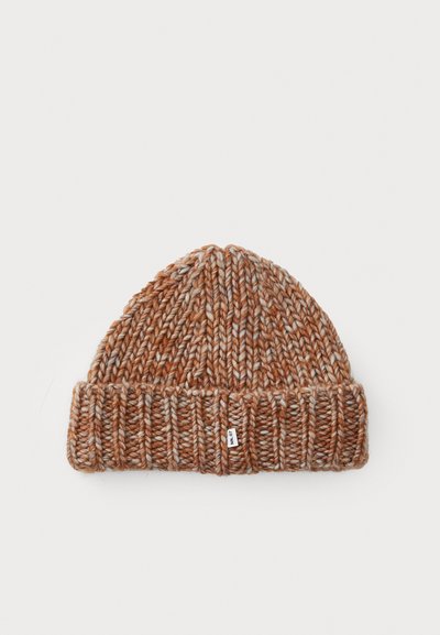 Gebreide beanie in oranje-bruin tinten met een gestructureerd patroon, voorzien van een snug fit en een opgevouwen ribgebreid manchet. Klein label aan de zijkant.
