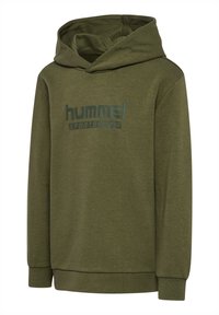 Olijfgroene hoodie met een kangoeroezak, lange mouwen, ribgebreide manchetten en het "hummel SPORTSWEAR" logo in een donkerdere groene kleur over de borst.