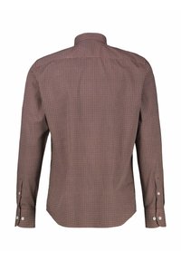 Overhemd met lange mouwen in een bordeauxrode stof met een geometrisch patroon. Voorzien van een standaardkraag, manchetten met knopen en een ontspannen pasvorm.