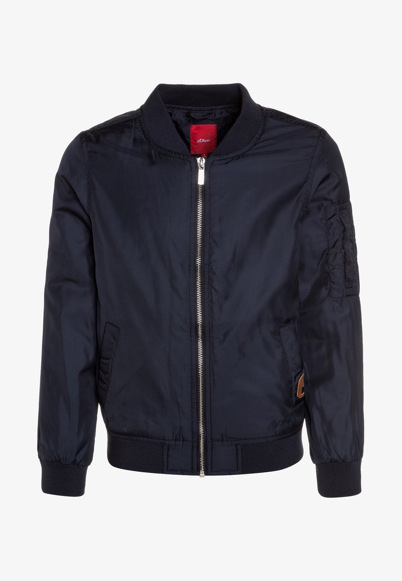 Veste aviateur bleu marine avec fermeture éclair à l'avant, col, poignets et ourlet côtelés, deux poches latérales et une poche zippée sur la manche gauche.