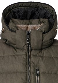 Vatteret jakke i mørkegrønt stof med quiltet design, udstyret med dobbelte lynlåse, en hætte foret med imiteret pels og kontrasterende indre foer.