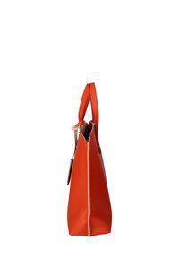 Borsa a tote in pelle arancione con manici piatti, forma rettangolare e apertura superiore. Caratterizzata da un porta carte attaccato con una cinghia. Texture liscia.