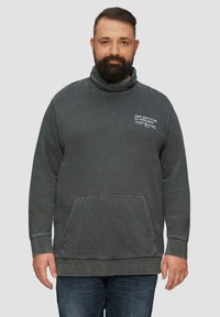 Donkergrijze sweatshirt met een hoge kraag, een voorzak en een gestructureerde stof. Bevat een wit tekstontwerp aan de linkerkant.
