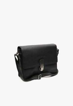 Sac messager en cuir noir avec bandoulière réglable et fermeture à boucle argentée sur le rabat avant.