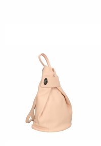 Mjuk rosa läderryggsäck med rund silhuett, plisserad design, ett handtag högst upp och silverfärgad låsning.