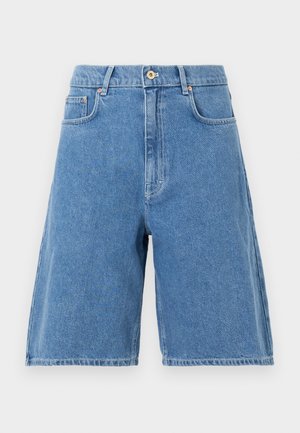 Shorts de mezclilla azul claro con corte recto, que cuentan con cierre de botón, presillas para cinturón y bolsillos laterales. Diseño clásico de cinco bolsillos.