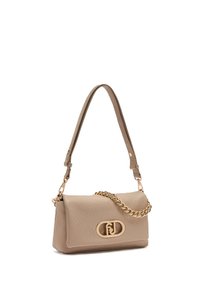 Borsa a spalla in pelle beige chiaro con texture liscia, accessori in tono oro, dettaglio a catena e targhetta con logo sul davanti.