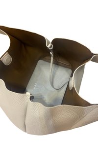 Grande borsa a spalla in pelle beige con superficie testurizzata, apertura a cappio, tasca interna con cerniera e borsetta più piccola attaccata in blu pallido.