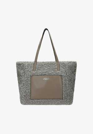 Szara torba materiałowa o fakturze z gładką, taupe'ową kieszenią z przodu i dopasowanymi uchwytami, z małą srebrną metalową tabliczką z logo.