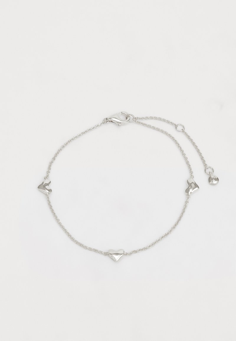 Srebrna narukvica s lancem koja sadrži četiri nepravilna privjeska u obliku srca i kopču na mehaničko otvaranje. Glatka tekstura s minimalističkim dizajnom.