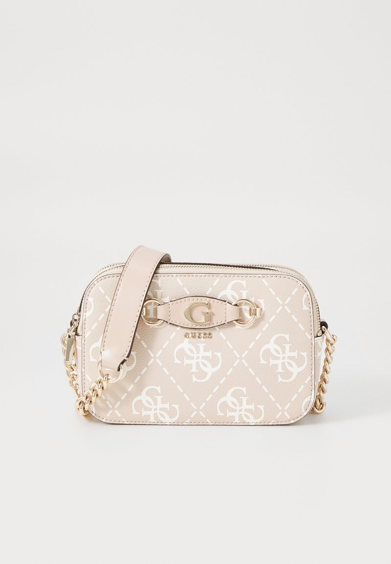 Bolso cruzado beige con diseño acolchado, patrón de logo en blanco, herrajes dorados, cierre con cremallera y correa de cadena. Presenta un detalle de logo en relieve.