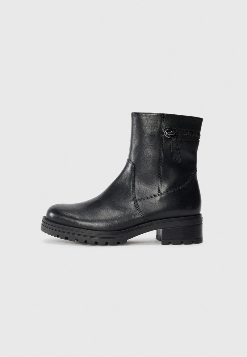 Bota de tobillo de cuero negro con punta redondeada, cremallera lateral, detalles decorativos y suela gruesa para mayor agarre y estabilidad.