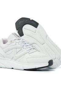 Weiße Sportschuhe aus einer Kombination aus glatten und strukturierten Materialien. Sie haben eine abgerundete Zehenpartie, Schnürsenkel und eine schwarze Gummisohle mit Musterdetails.