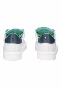 Zapatillas blancas con un acabado suave, interior acolchado en color azul verdoso y acento en el talón de color azul oscuro. Presenta una punta redondeada y suela texturizada.