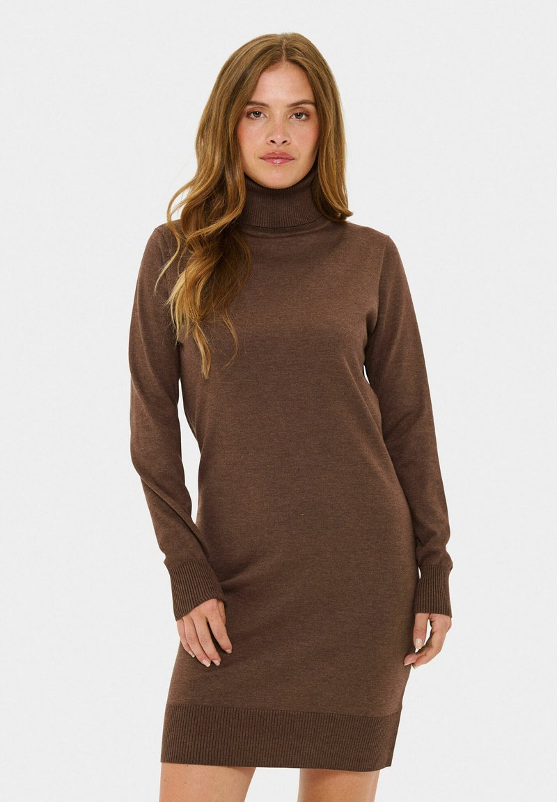 Rjav pletena obleka s visokim turtleneckovim ovratnikom, dolgimi rokavi ter rebrastimi manšetami in robom. Mehka tekstura in oprijet kroj.