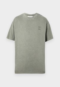Kortärmad, bleknad olivgrön T-shirt med en liten svart "SAMSØE"-textlogotyp två gånger på vänster bröst och en rund halsringning.