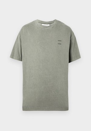 Kurzärmliges, verblasstes olivgrünes T-Shirt mit kleinem schwarzen "SAMSØE"-Textlogo zweimal auf der linken Brust und einem runden Halsausschnitt.